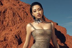 Lương Thùy Linh chân dài 1m22 sexy giữa gió biển và cát nóng