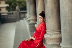 Hoa hậu Khánh Vân đẹp rực rỡ với áo dài dưới ráng chiều