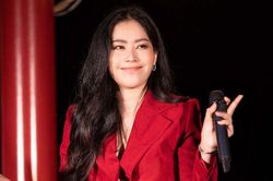 Vừa mới bị chê bai hát live trên sân khấu mới, Nam Em liền thông báo hoãn show hát?