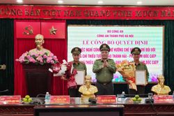 Trao quyết định nghỉ chờ hưu cho 2 đồng chí Phó Giám đốc Công an Hà Nội