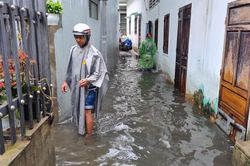 Mưa lớn khiến nhiều nơi ở Quảng Ngãi, Bình Định bị ngập sâu