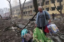 Tình hình Ukraine: Nga thông báo lệnh ngừng bắn ở Mariupol, rút quân khỏi Chernobyl
