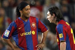 Ronaldinho công khai bảo vệ Messi, khuyên Mbappe ở lại PSG