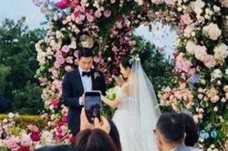 Son Ye Jin nắm tay bố khóc trong đám cưới với Hyun Bin