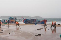 Phú Yên: Nỗ lực ứng cứu các tàu cá bị mắc cạn do sóng đánh dạt vào bờ