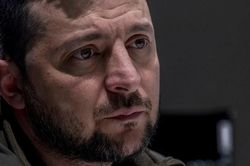 Chuyến đi tới 'phòng chiến tranh' của Tổng thống Zelensky: Súng bắn tỉa, tên lửa giăng tứ phía