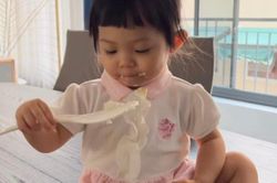 Quen ăn sơn hào hải vị nhưng ái nữ nhà Cường Đô La vẫn vét cơm trắng 1 cách ngon lành