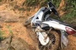 Cặp đôi bị bắt gặp có hành vi nhạy cảm trong buồng chụp ảnh trung tâm thương mại, đôi chân tố cáo tất cả
