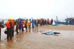 Gần 120 tàu cá ở Phú Yên, Khánh Hòa bị sóng biển đánh chìm