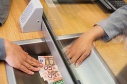 Một người Li-băng đe dọa nhân viên ngân hàng bắt đưa tiền nhưng sao ai cũng xin tha cho?