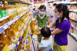 TP HCM: Giá dầu ăn trên thị trường tăng cao, DN bình ổn gồng mình kìm giá