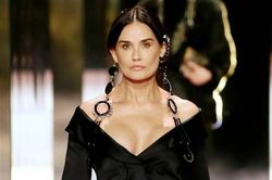 Demi Moore hẹn hò đầu bếp kém tuổi
