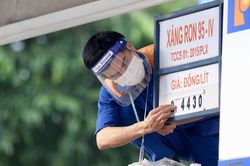 Giữa đêm: Xăng giảm hơn 1.000 đồng/lít, dầu tăng giá