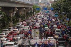 'Ma trận' ùn tắc giao thông ở Hà Nội trong cơn mưa