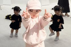 Bé Winnie nhà Đông Nhi nay đã lấn sân làm 'dancer nhí' với màn tập dượt vũ đạo 'cực yêu' trong hậu trường