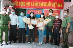 TPHCM: Công an khen thưởng 2 nữ sinh truy đuổi, tông ngã xe 2 tên cướp