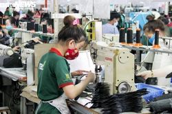 Công nhân TP.HCM chật vật giữa bão giá: Mỏi mòn chờ nâng lương tối thiểu vùng