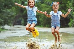 Những điều con phải chịu thiệt thòi khi cha mẹ giữ trẻ quá sạch sẽ