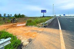 Hàng rào cao tốc Hạ Long - Hải Phòng bị phá cho xe chở đất chạy qua