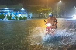 Đà Nẵng: Mưa lớn kéo dài, nhiều đường phố bị ngập trong đêm