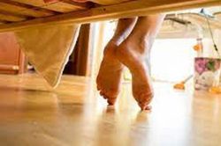 Về nhà bất ngờ nghe thấy tiếng động lạ, người chồng tá hỏa khi phát hiện một 'nhân vật' dưới gầm giường
