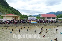 Hội thi bắt cá xã Năng Khả