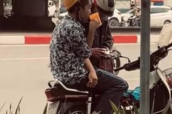 Cụ ông dừng xe rót nước cho cháu, hành động của cậu bé khiến nhiều người rơi nước mắt