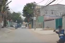 Thót tim cảnh cậu bé cố băng ngang đường trước mũi ô tô