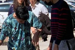 Em muốn dìu nhưng bị anh trai nói lớn: 'Tự tao đi được', câu chuyện đằng sau gây xúc động