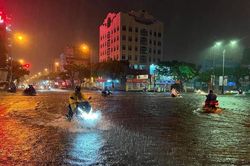 Mưa trái mùa, Đà Nẵng ngập nhiều nơi