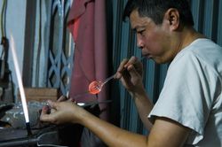 Giữ làng nghề truyền thống bằng… hơi thở