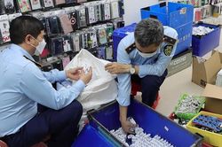 Triệt phá cơ sở gia công biến hàng vạn sạc điện thoại 'rởm thành xịn'