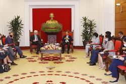 Trưởng Ban Kinh tế Trung ương tiếp Phái viên Thương mại của Thủ tướng Anh