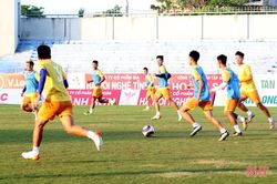 Nam Định tập làm quen sân Hà Tĩnh trước trận khai mạc Giải Cúp quốc gia 2022