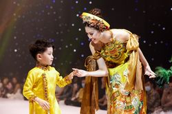Hoa hậu Khánh Vân trở lại sàn diễn thời trang cùng mẫu nhí