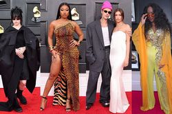 Thảm họa thời trang Grammy 2022: Loạt sao nữ quá diêm dúa kém sang, bà Bieber trông như bầu 3 tháng