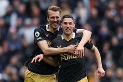 Thể thao Thể thao Hủy diệt Newcastle, Gà trống chen chân Top 4