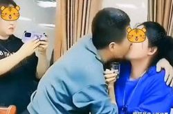 Màn cưỡng hôn bạn học trong buổi họp lớp khiến dân mạng phẫn nộ