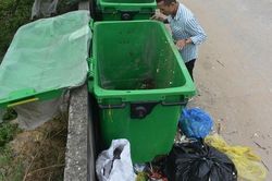 Rác thải ùn ứ la liệt ở xã biển, người dân khổ sở vì sống chung với rác
