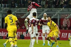 Milan mất điểm trước Bologna, cuộc đua Scudetto thêm kịch tính