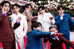 Diện mạo BTS thay đổi thế nào trên thảm đỏ giải Grammy?