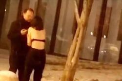 Cô gái mặc nội y quỳ gối trên tuyết, lý do gây tranh cãi