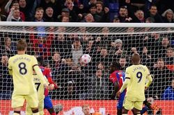 Bất ngờ thua 0-3, Arsenal trao cơ hội mong manh cho MU