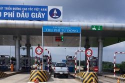 TP HCM: Đẩy mạnh dán thẻ thu phí không dừng cho phương tiện
