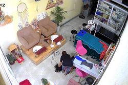 Clip: Vừa gội đầu xong, người phụ nữ bất ngờ ngã gục xuống sàn khiến chủ tiệm hoảng hốt hô hoán