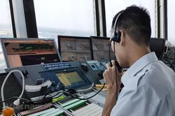 Phi công liên lạc 10 lần với kiểm soát viên không lưu nhưng không được: Do người trực không đeo tai nghe