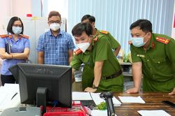 Hai cán bộ Agribank tham ô tiền tỷ