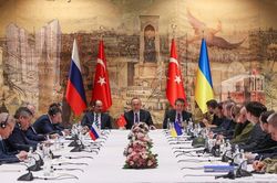 Xung đột Nga-Ukraine: Trung Quốc khuyên Mỹ; EU nêu lý do cấp vũ khí cho Kiev, tính 'sờ gáy' ngành dầu mỏ Nga