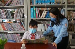 Bí thư Trung ương Đoàn tặng quà cho thiếu nhi Cần Thơ
