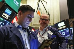 Nasdaq giảm 2% do lo ngại nền kinh tế chậm lại; Giá dầu giảm gần 1.3%